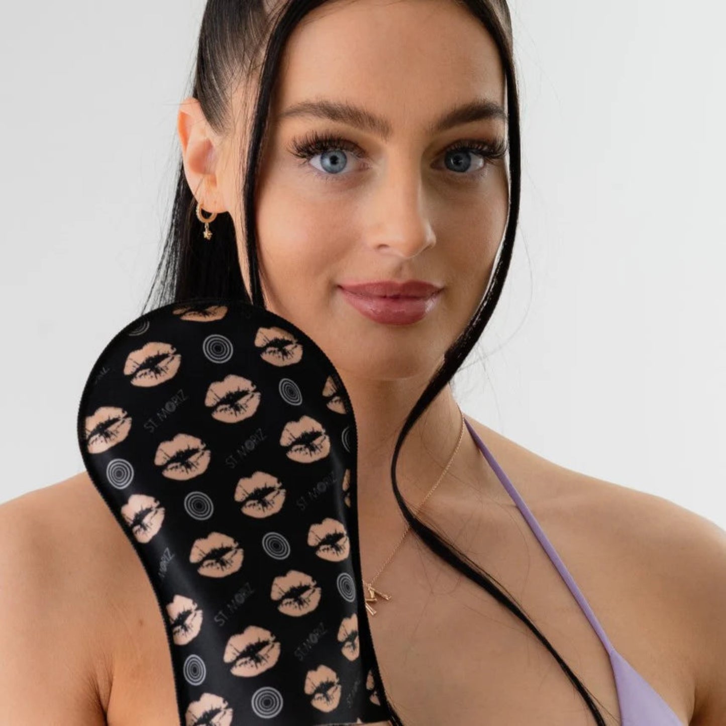 Aplicación de autobronceador con guante St. Moriz Velvet para acabado suave y uniforme en la piel