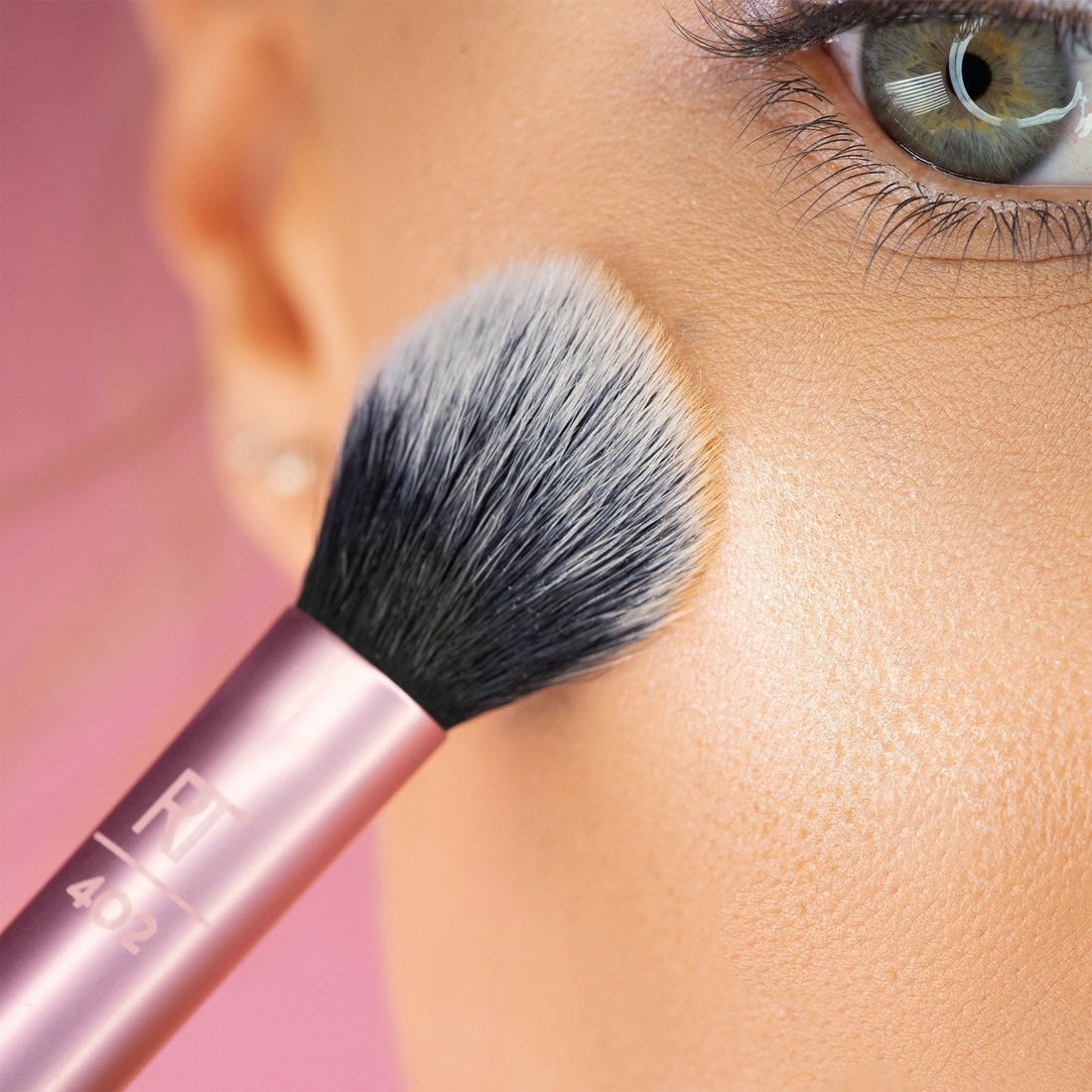 El Secreto para un Maquillaje con Efecto Aerografiado usando Brochas de Pulido