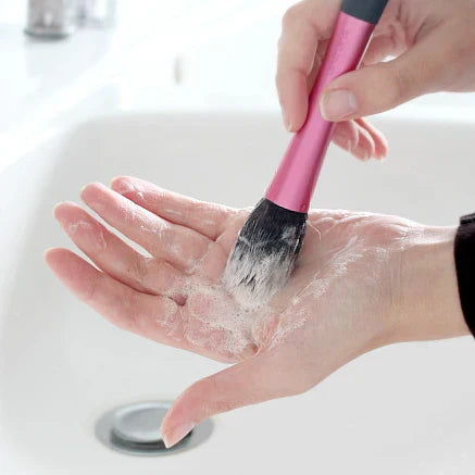 Cómo Limpiar y Cuidar tus Brochas de Maquillaje Correctamente
