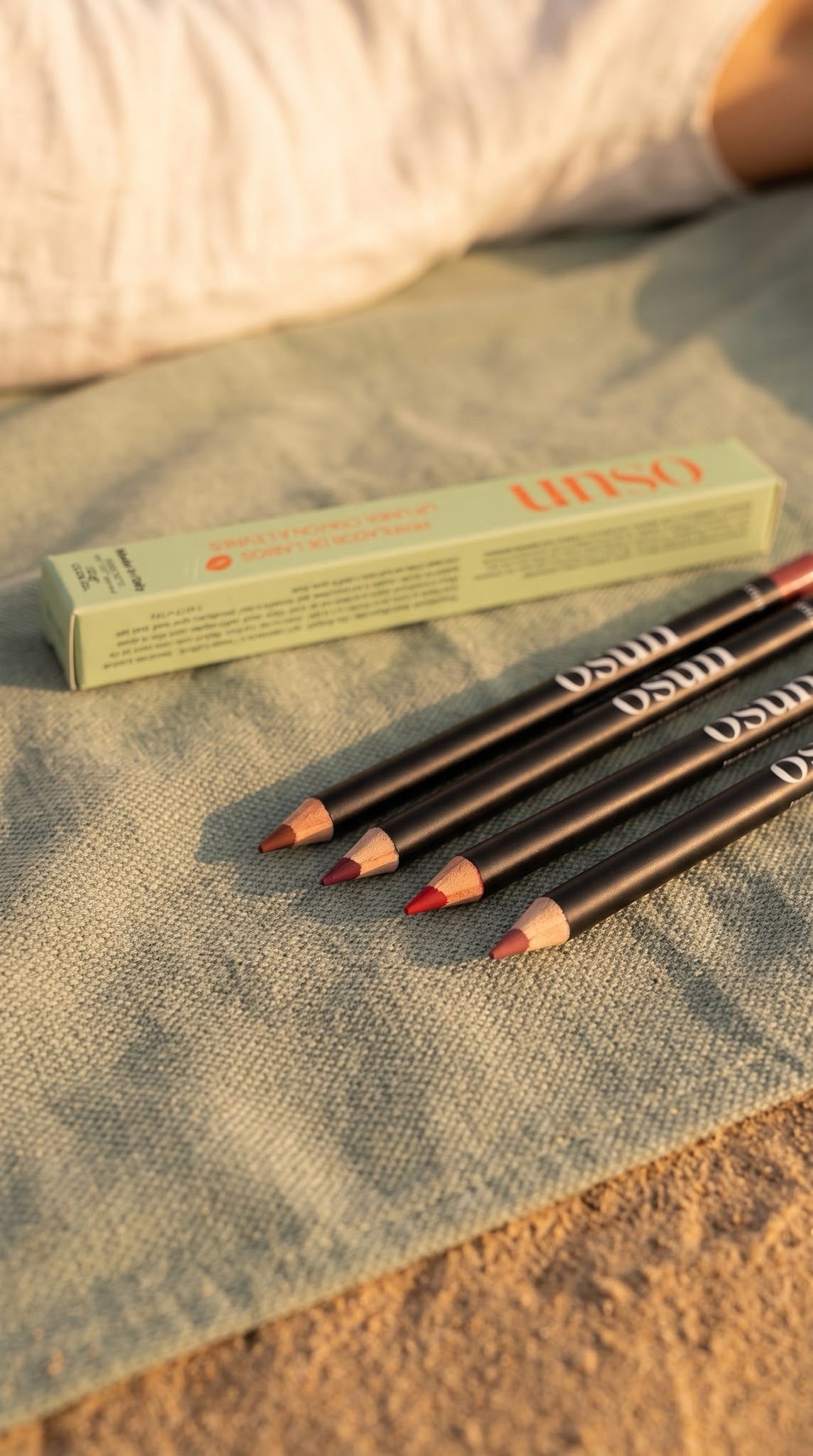 Aplicación de OSUN Soft Velvet perfilador de labios para definir y rellenar los labios