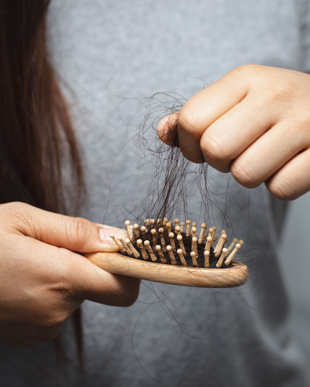 Tratamientos de reconstrucción capilar para reparar y fortalecer el cabello dañado.
