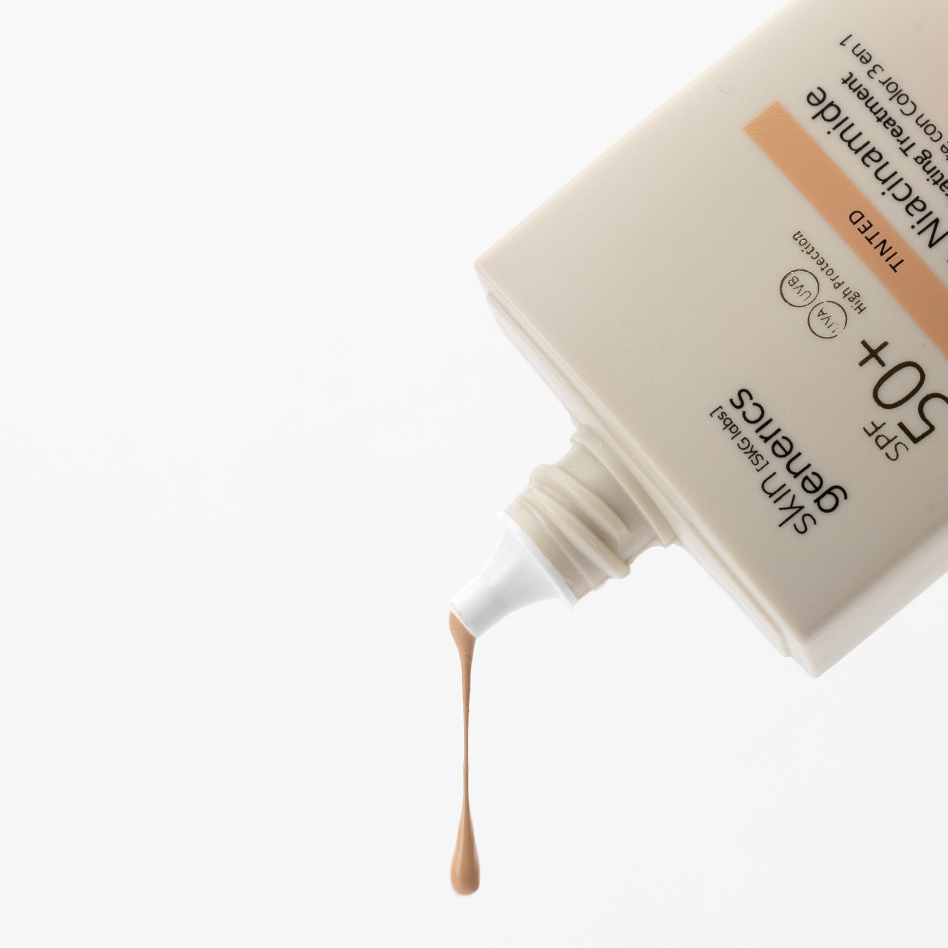 Textura ligera de Skin Generics Tratamiento Hidratante con Color 3 en 1 SPF50+ con acabado natural.