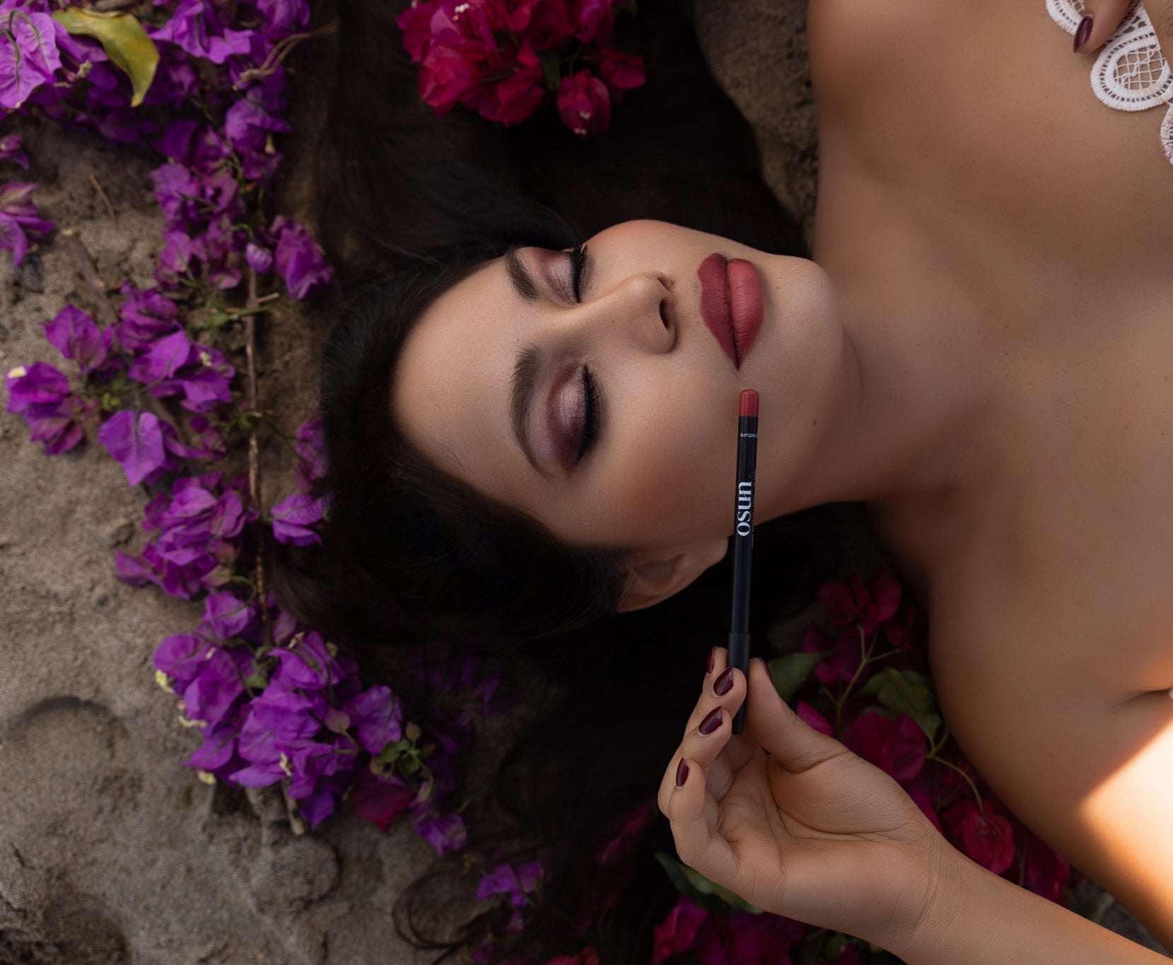 Modelo usando OSUN Soft Velvet Perfilador de Labios Scarlet Signature con labios definidos y un acabado rojo intenso.