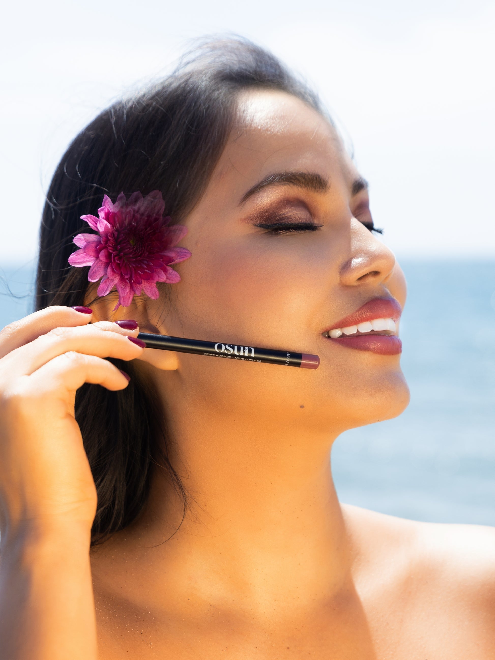 Modelo usando OSUN Soft Velvet Perfilador de Labios Rosewood Velvet con un acabado suave, definido y natural