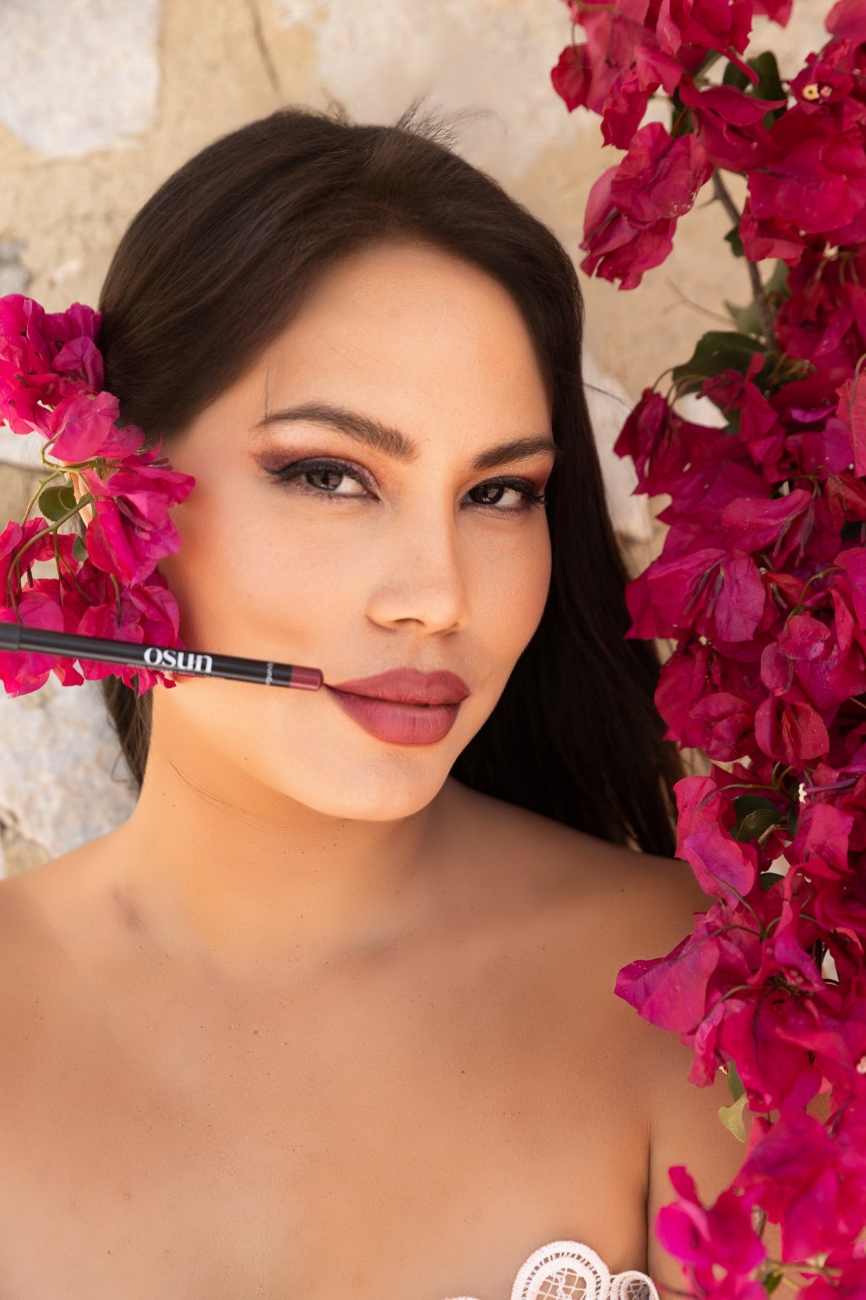 Modelo usando OSUN Soft Velvet Perfilador de Labios Midnight Burgundy con un acabado definido, suave y elegante.