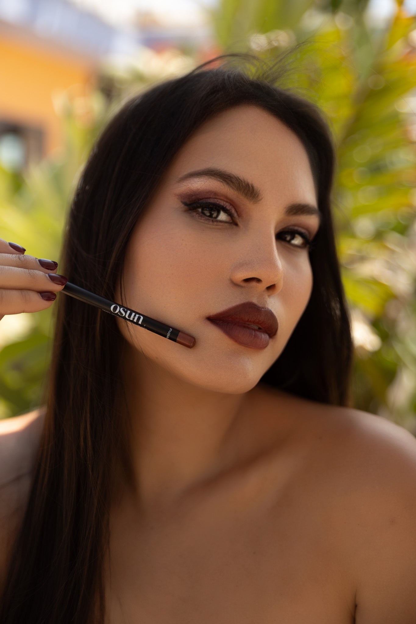 Modelo usando OSUN Soft Velvet Perfilador de Labios Autumn Chestnut con un acabado cálido, suave y definido.