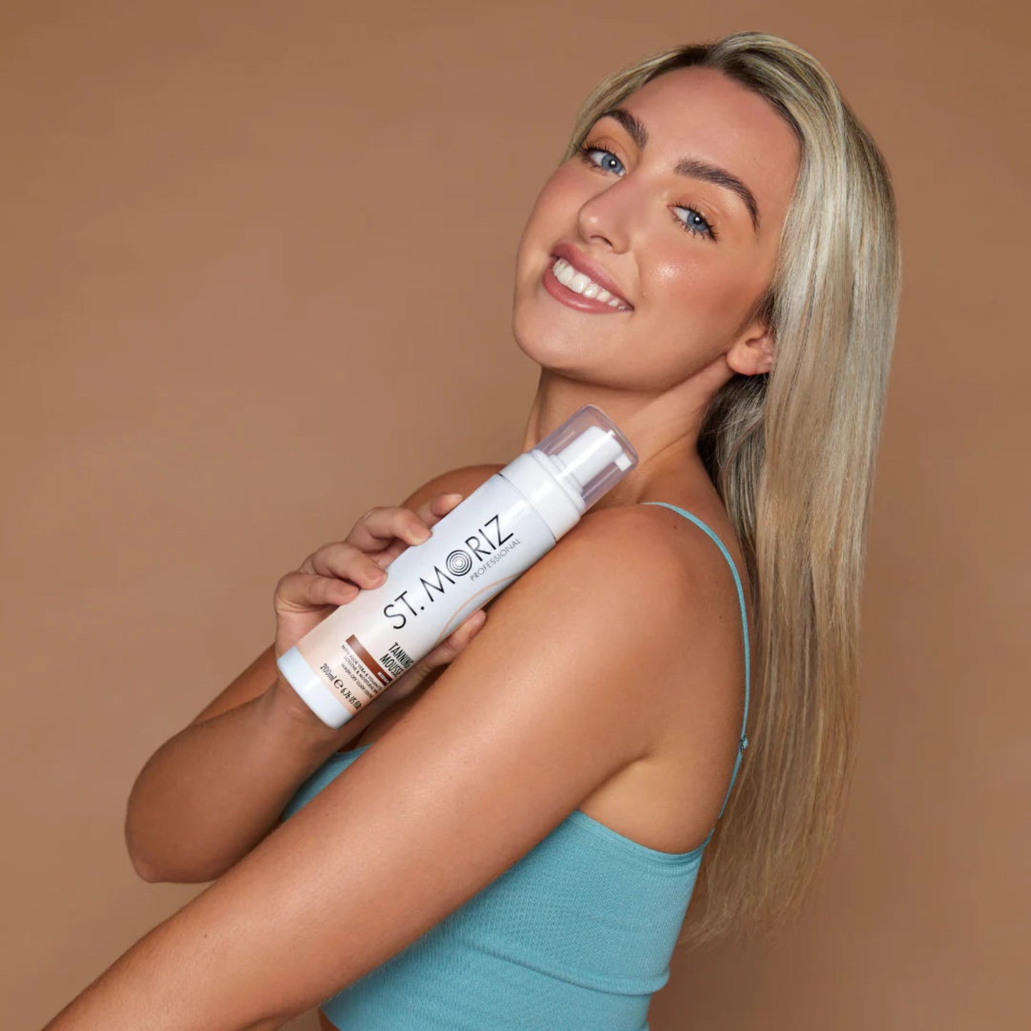 Aplicación de mousse autobronceador St. Moriz Medium en piel para acabado profesional sin manchas